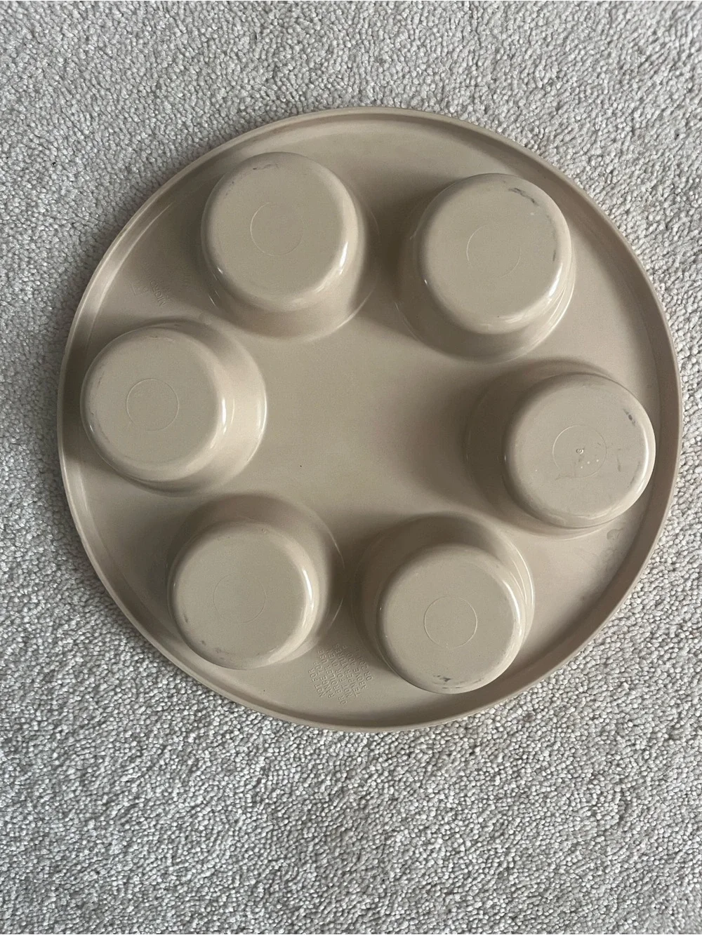 Beige Vintage Microwave 6-Cup Round Muffin Pan